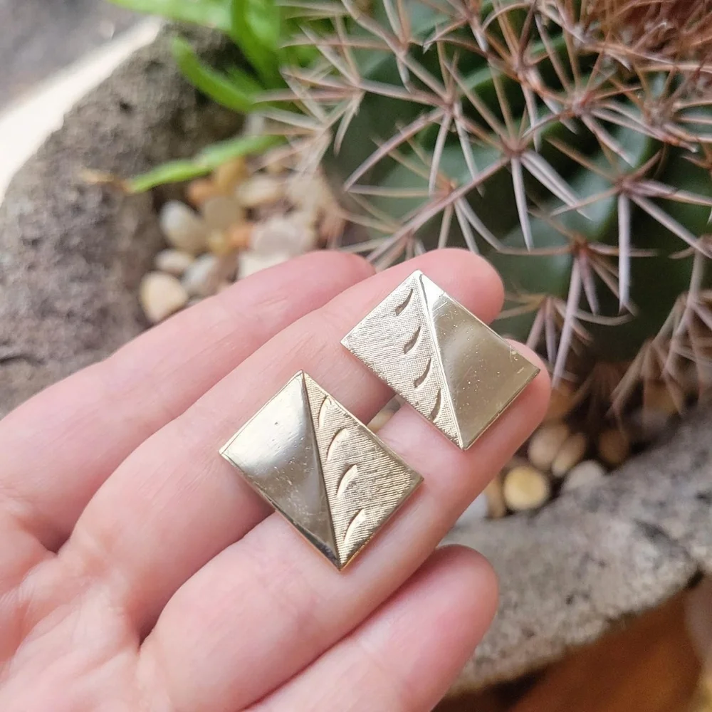Vintage Pair of Classic Gold Cuff Links
